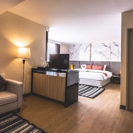 Sinsuvarn Airport Suite Hotel Отели рядом с достопримечательностью «Школа Тхепсирин Ромклао»