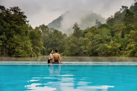 Home Phutoey River Kwai Hotspring & Nature Resort Отели рядом с достопримечательностью «Sai Yok National Park»