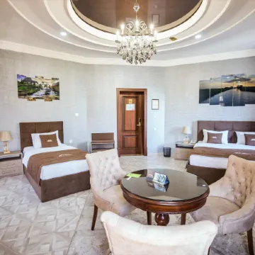 Leader Hotel