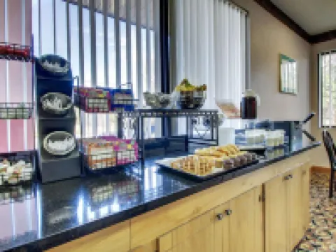 อีโคโน ลอดจ์ อินน์ แอนด์ สวีทส์ ฟอเรสต์ โรงแรมในฟอเรสต์