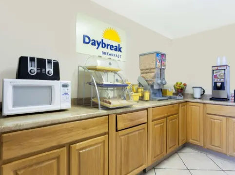 Super 8 by Wyndham Lewiston