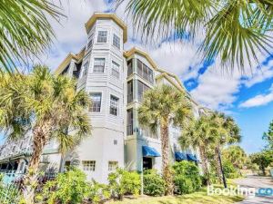 3Br Condo with Pool and Hot Tub Close to Disney
