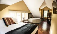 Judson Heath Colonial Inn Pink Patio附近的飯店