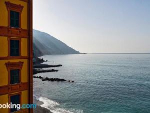 Il Mare di Camogli da un oblò by Wonderful Italy