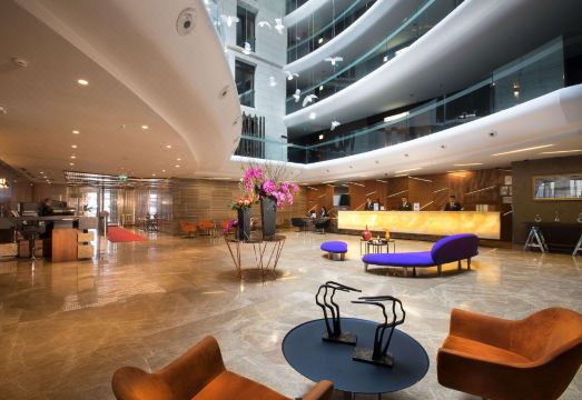 더블트리 바이 힐튼 아늑한 바 공간