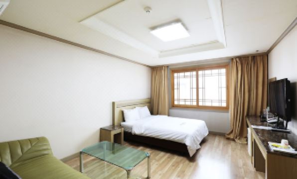 Ace Family Hotel - Housity