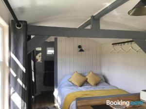 Charming Luxurious Rural Shepherds Hut