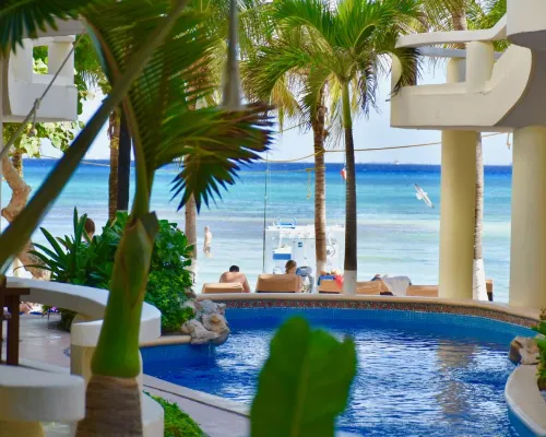Playa Palms Beach Hotel Отели рядом с достопримечательностью «Пляжный клуб Kool»