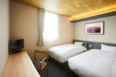 ホテルスロービレッジ 飯豊 生涯学習プラザ運動公園（芝生広場）周辺のホテル