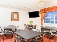 Super 8 by Wyndham Visalia