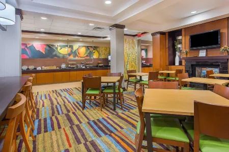 Fairfield Inn & Suites Louisville East Отели в г. Джефферсонтаун