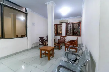 RedDoorz Plus Near WTC Batanghari Mall Отели в г. Джамби