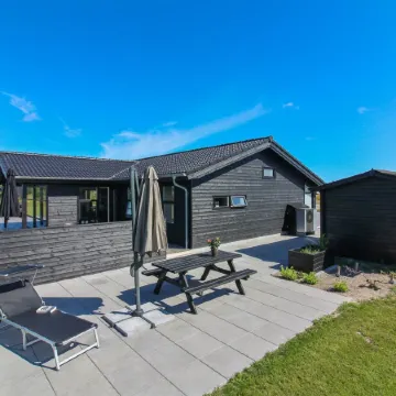 "Ariadne" - 900m from the Sea