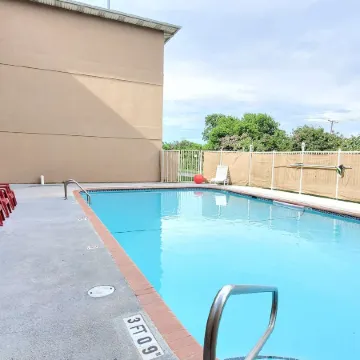 Super 8 by Wyndham Temple I-35