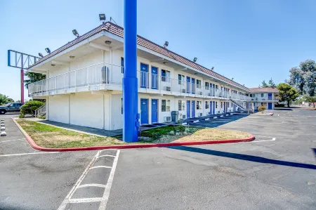 Motel 6 Stockton, CA - Charter Way West Отели рядом с достопримечательностью «In Season»
