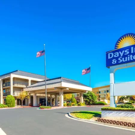 Days Inn & Suites by Wyndham Albuquerque North Отели рядом с достопримечательностью «Тропа Ла Луз»