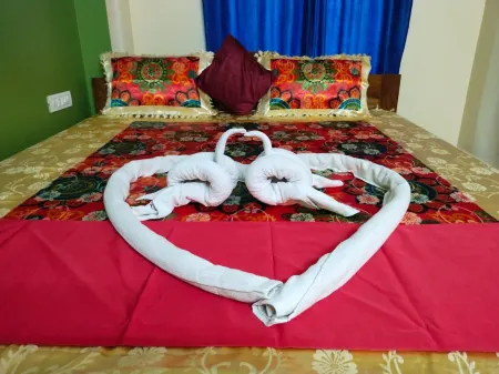 Hotel Paradise Отели рядом с достопримечательностью «Maa Tara»