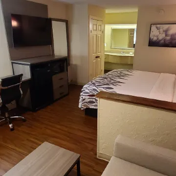 Red Roof Inn & Suites Cornelius - Lake Norman