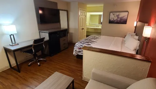 Red Roof Inn & Suites Cornelius - Lake Norman فنادق في Cornelius