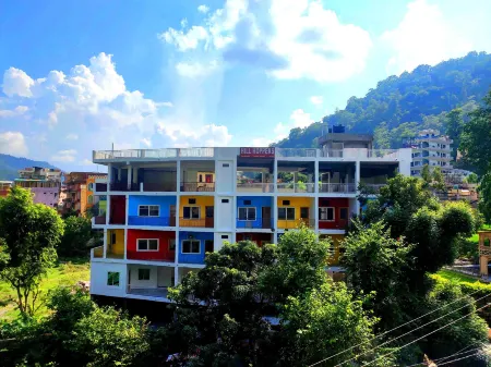 Hill Hoppers Hotel Отели в г. Нарендра Нагар