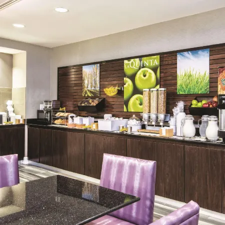 La Quinta Inn & Suites by Wyndham DFW Airport South / Irving