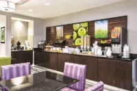 La Quinta Inn & Suites by Wyndham DFW Airport South / Irving - breakfast