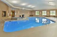 Holiday Inn Express BREEZEWOOD by IHG - piscina
