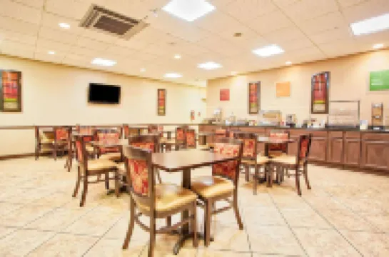 Days Inn & Suites by Wyndham Johnson City