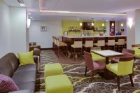 La Quinta Inn & Suites by Wyndham Springfield MA - bar