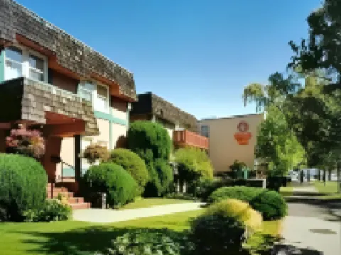 Helm's Inn Hotels in Victoria