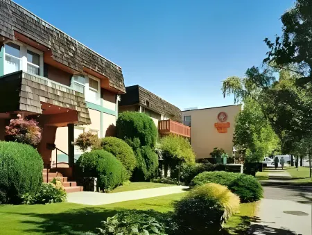 Helm's Inn Отели рядом с достопримечательностью «Art Gallery of Greater Victoria»