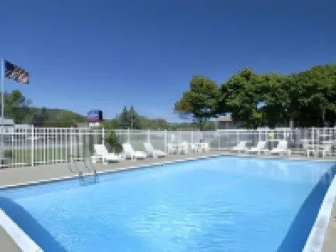 Howard Johnson by Wyndham Lenox Hotels in Lenox