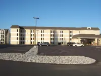 Mackinaw Beach and Bay Inn & Suites