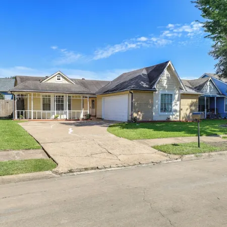 Houston Area Home w/ Yard - 5 Mi to Sugar Lakes!