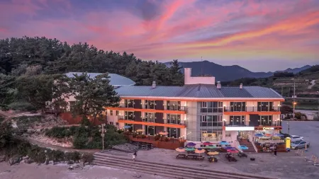 Buan Happy Tree Family Hotel Gosapo Pension Building Отели рядом с достопримечательностью «Byeonsan Beach»