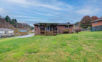 Bluefield Home w/ Covered Deck - Near Parks!