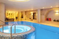 Grand Hotel Vilnius, Curio Collection by Hilton - プール