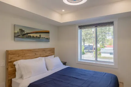 Okanagan Gem with Pictures Views