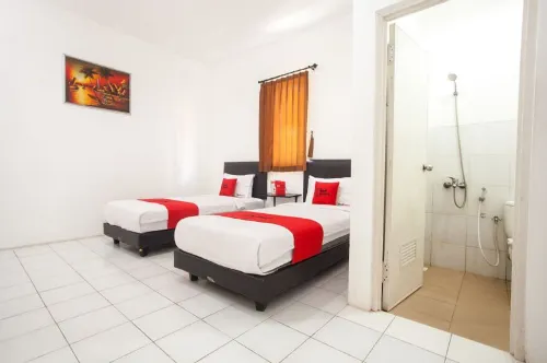 RedDoorz Plus Near Galaxy Mall Hotels in Tambaksari