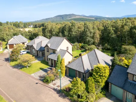 Glenpark Отели рядом с достопримечательностью «The Coylumbridge Hotel FUNHOUSE»