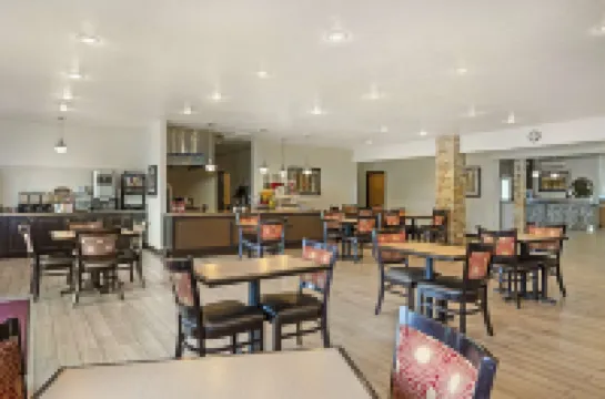 เบสท์เวสเทิร์นพลัส อีเกิ้ลริดจ์ อินน์แอนด์สวีทส์ โรงแรมในปูเวโบล