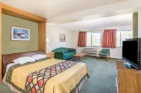 Super 8 by Wyndham West Middlesex/Sharon Area فنادق في Shenango Township