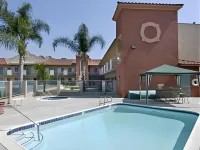 Travelodge by Wyndham Lynwood Hotels in Compton