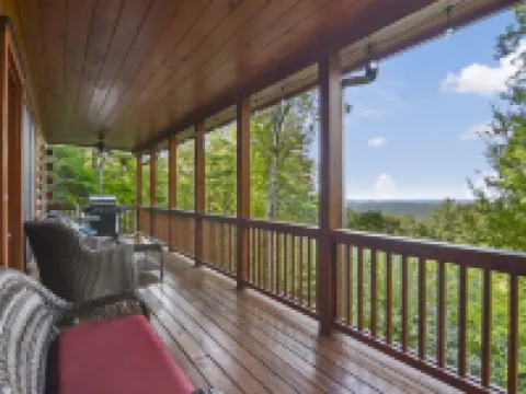 Mountain Views & just mins to City! Wood burning Fireplace, Hot tub, Fire pit Hotels in Cherry Log