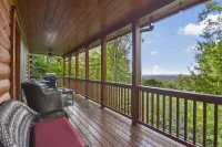 Mountain Views & just mins to City! Wood burning Fireplace, Hot tub, Fire pit