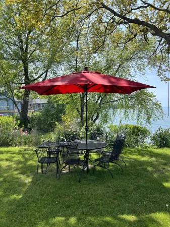 Lakefront home just minutes from wineries. Backyard sunsets!