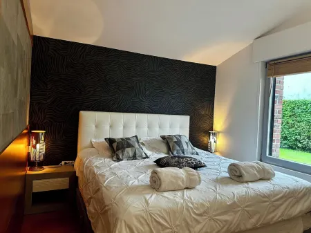 Zi Villa – 14 People – 6 Bedrooms–4 Bathrooms – Jacuzzi, Pool Table, Indoor Pool