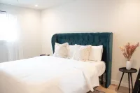 Newly Renovated Modern Condo- Walk to Zilker & Barton Springs! Private backyard!