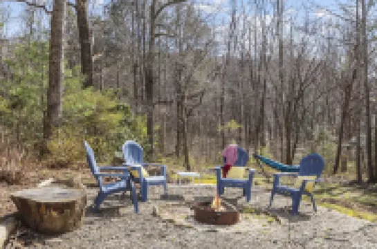 Private + Wooded + Quaint & Cozy + 5 Mins to Dwntn Blk Mtn + 15 Mins to Ashvle