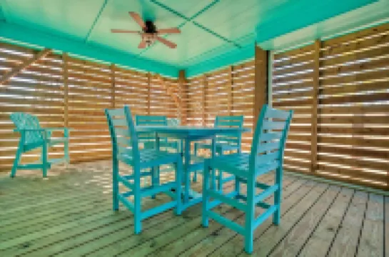 Bayfront Vacation! Enjoy amazing sunsets, wildlife viewing, and fishing.